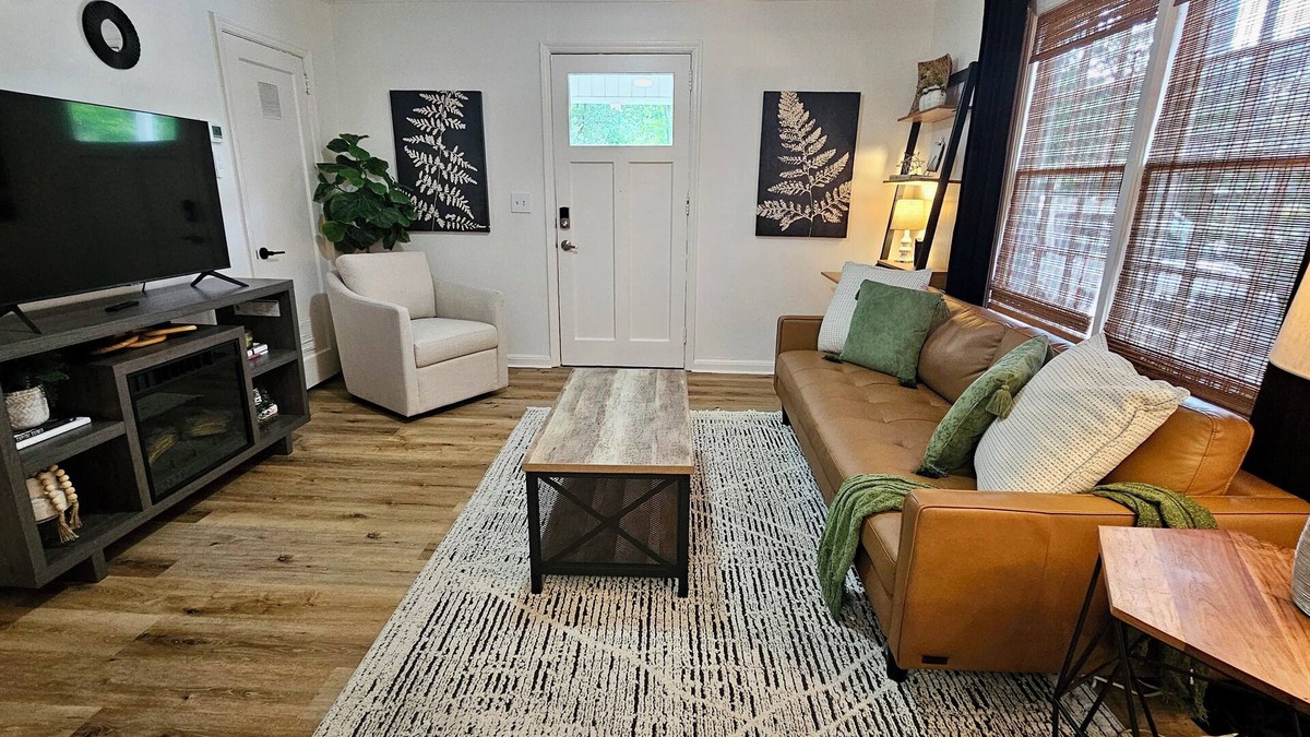 Valdosta Cottage | Chic Central Cottage- Wood Floors, Fireplace, Game Room & Firepit- Pet Friendly
