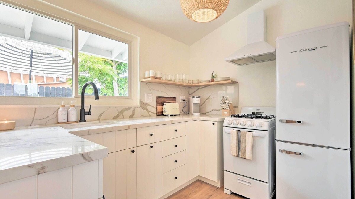 Pierpont Bay Cottage | Chic & Central Ventura Home - Walk to Beach!