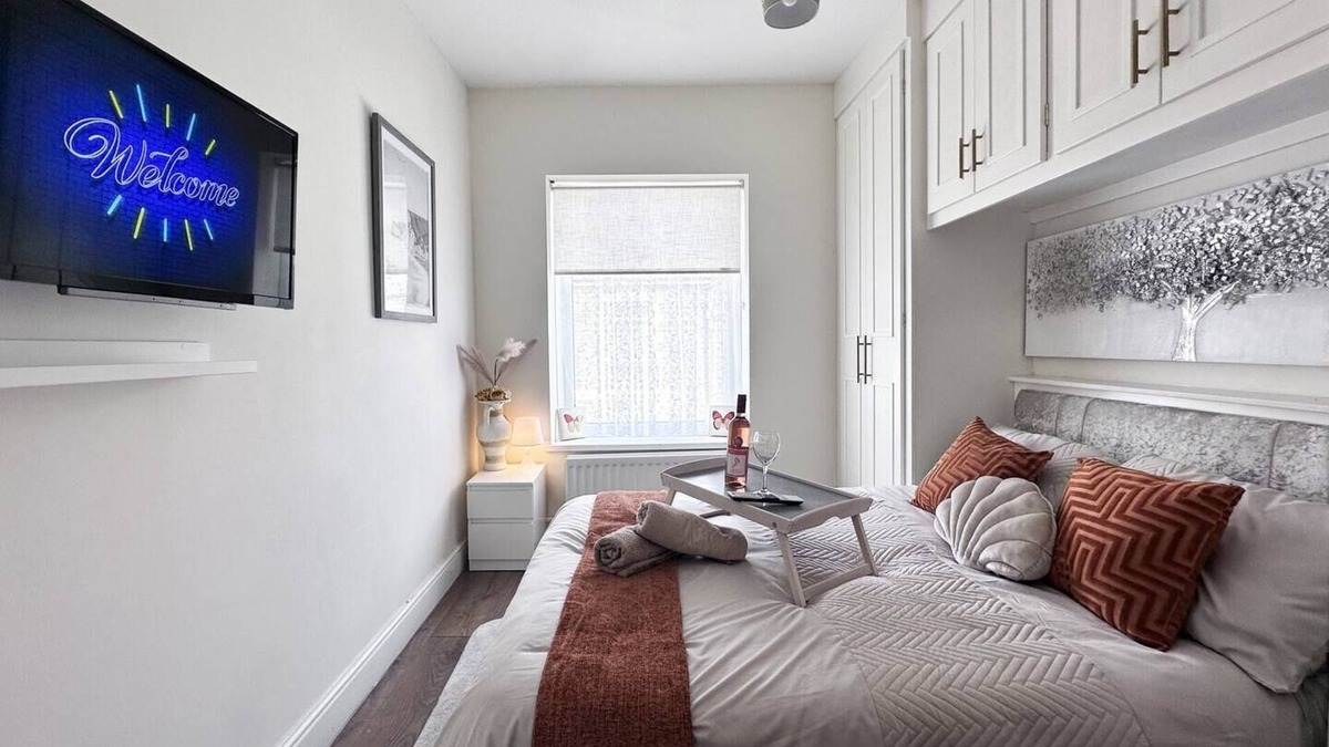 Pontypridd House | Chic Charming Classic 3bed w/Ensuite - Pontypridd