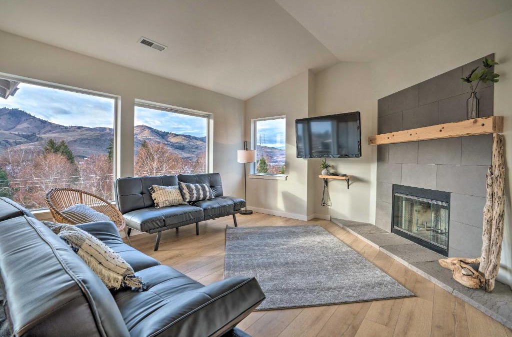 Chelan Apartment | Chic Chelan Condo with Balcony, Walk to Lake and Dtwn!