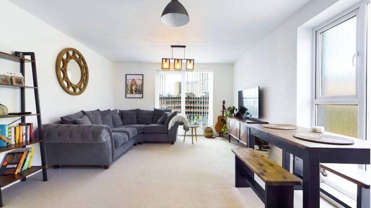 Landore House | Chic City Centre Apartment With Private Parking