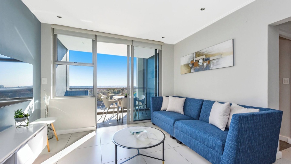 Greater Johannesburg Metropolitan Area Apartment | Chic City Escape at The Apex on Smuts