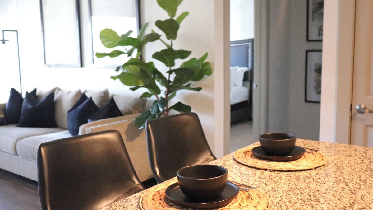 East Point Apartment | CHIC/CLEAN & COZY APARTMENT w/Free parking/Free wifi/Free Netflix