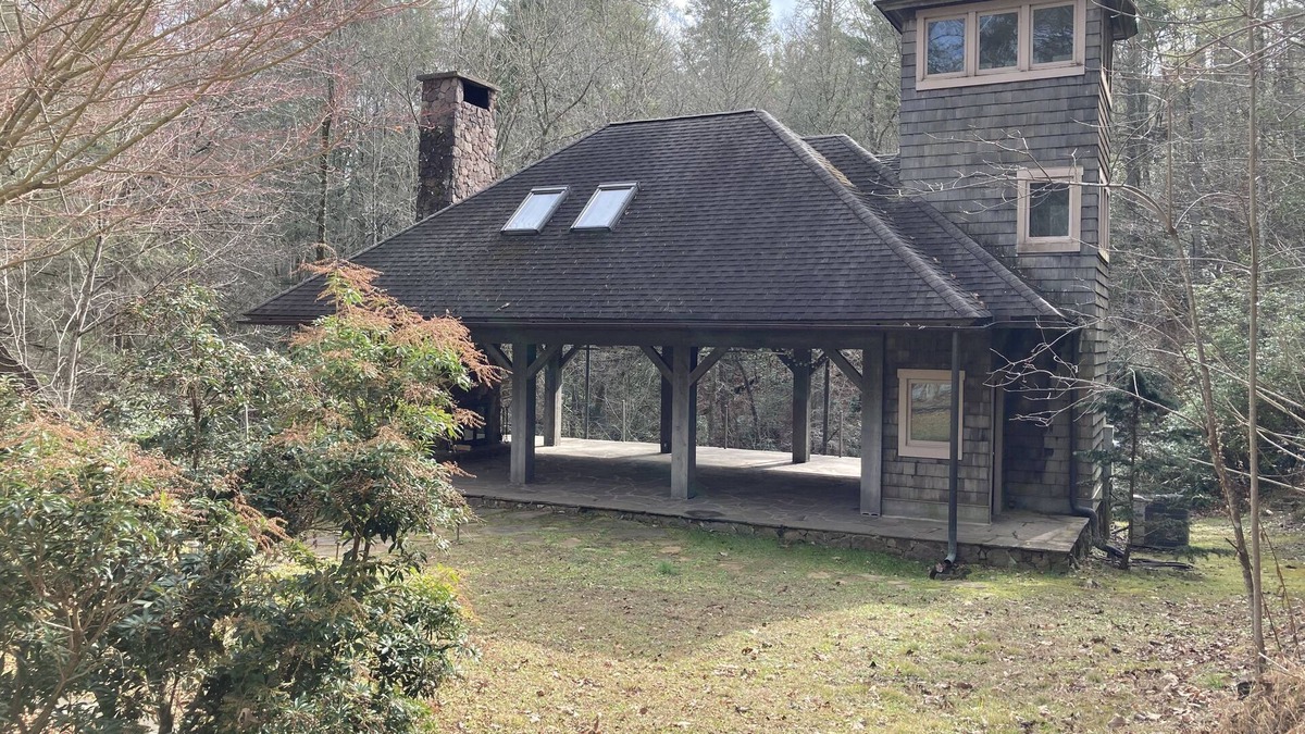 Wiley House | Chic & Comfy Suite & Covered Blue Stone Patio with Fireplace & Waterfall View