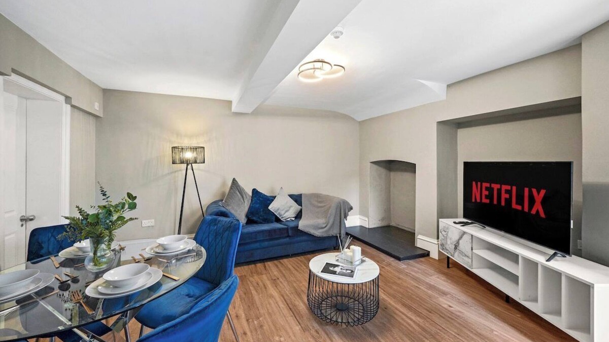 Wakefield Apartment | Chic & Contemporary Apartment with Patio - Parking