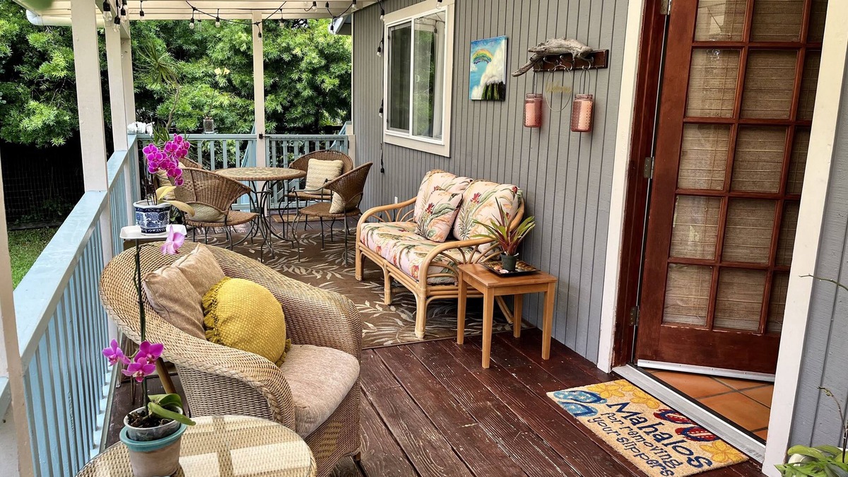Royal Hawaiian Estates House | Chic cottage in Rainforest 5 Min. to Volcanoes Park-clean, cozy, comfort -2 Bdrm