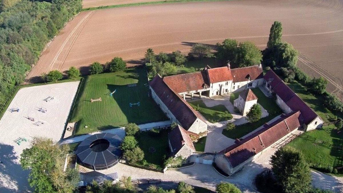 Ully-Saint-Georges House | Chic country house in the heart of a 13th-century manor house and show jumping stable