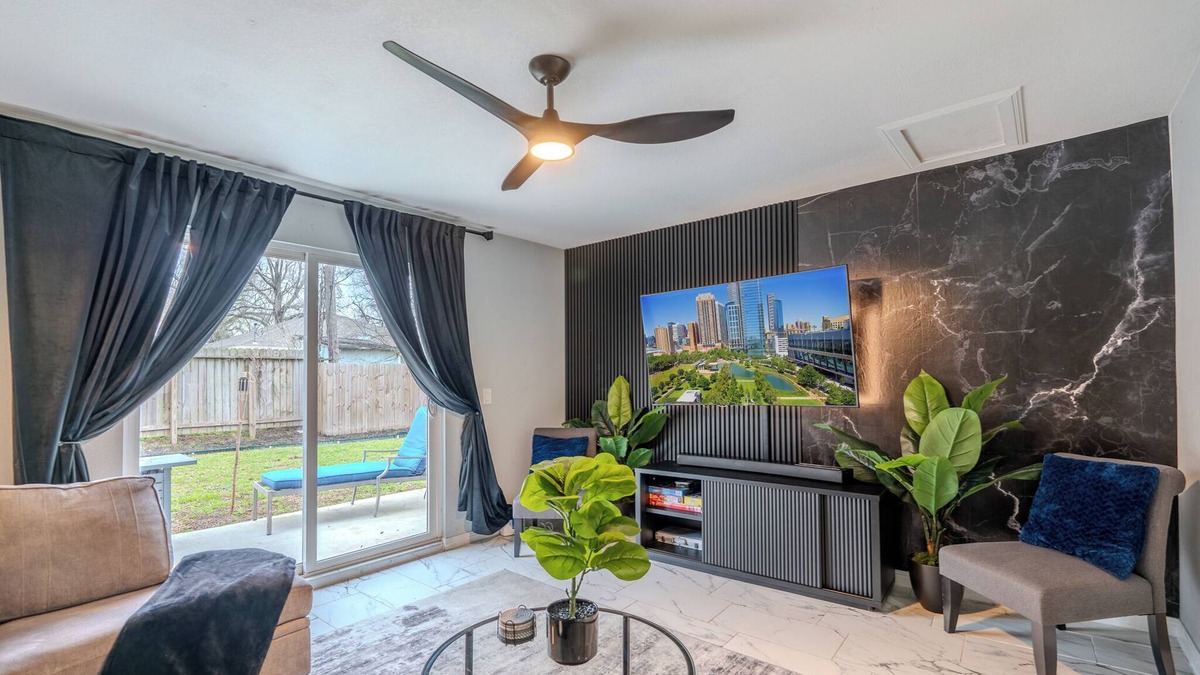 OST - South Union House | Chic & Cozy 4-BR Retreat | Downtown | TX
