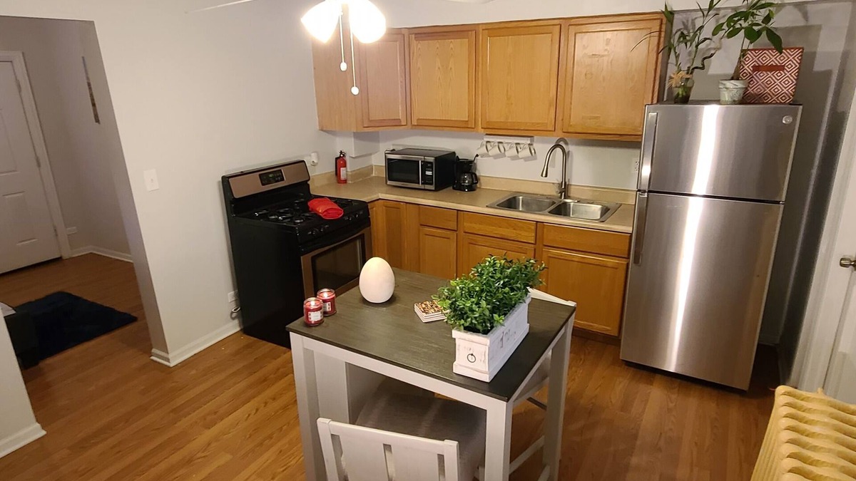 Old Irving Park Apartment | Chic, Cozy home, by Blue Line Train Stop + Free parking