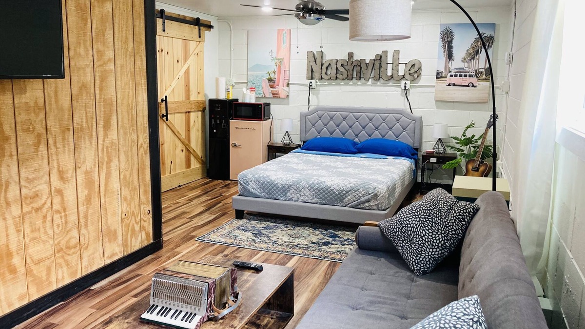 Charlotte Park Apartment | Chic cozy studio 15mi BNA, 7mi Broadway, 6mi Vanderbilt, 5mi Bicentennial Park