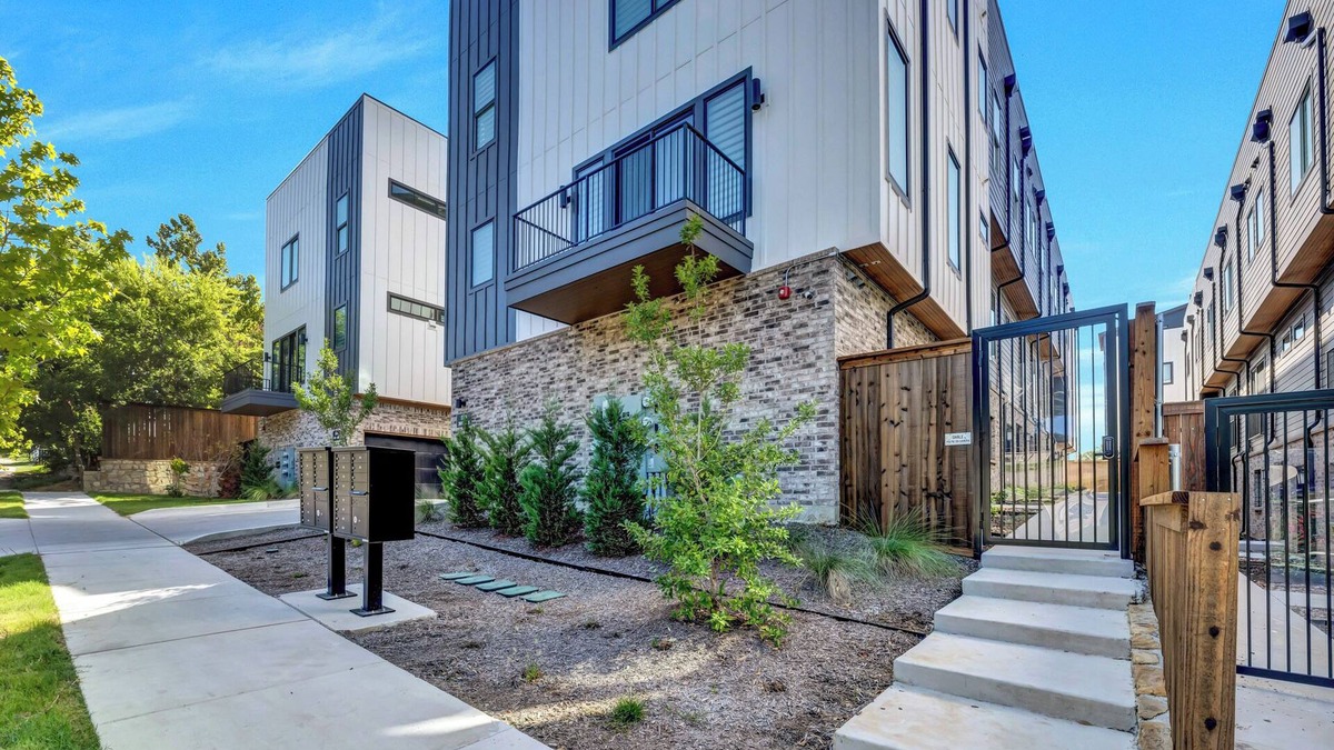 Dallas Apartment | Chic Dallas 2BR w/ Rooftop & Ensuite Comfort