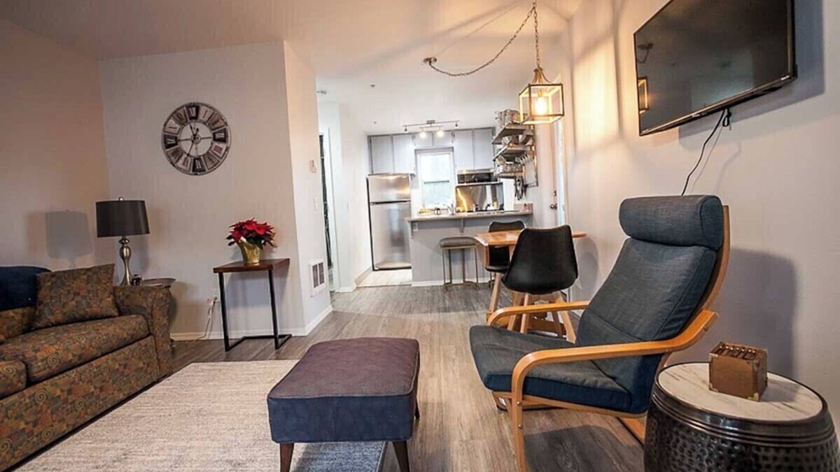 Hood River Condo | Chic Design - 1 Bedroom, Pull out sofa, 2 Bathrooms - Walking Distance to Downtown Hood River