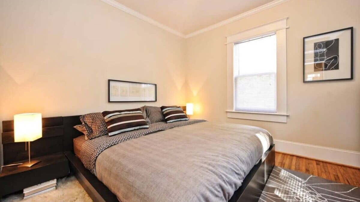 Dilworth Apartment | Chic Dilworth 1BR King Condo | Porch | Walkable