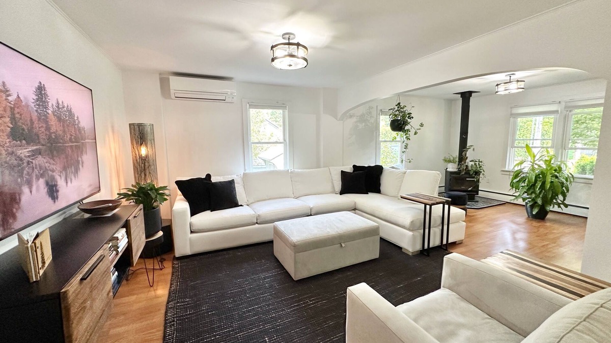 Middlebury House | CHIC DOWNTOWN COTTAGE ★UBER WALKABLE ★HOT TUB ★PET FRIENDLY