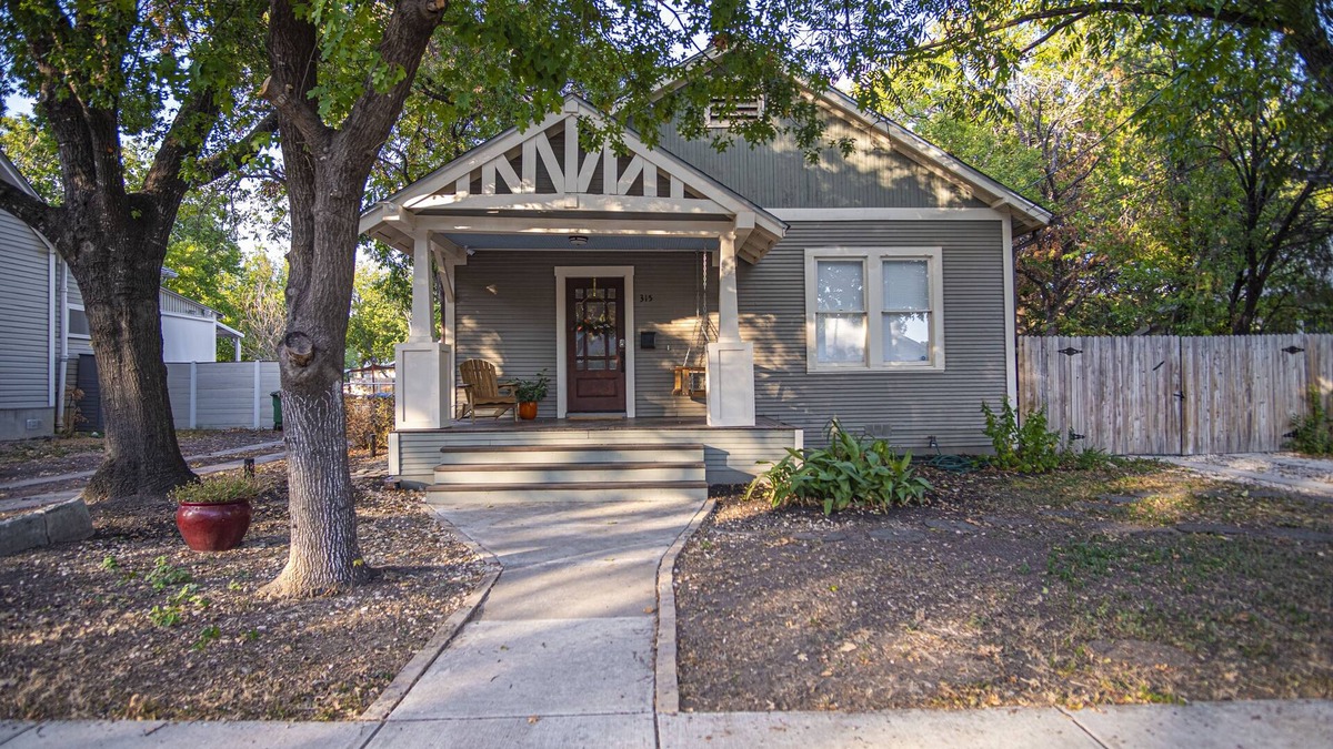 Southtown Cottage | Chic Downtown Farmhouse With Garden and BBQ Grill