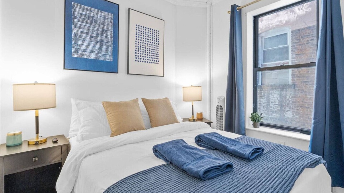 East Village Apartment | Chic East Village 1BDR | Fast WiFi + Desk + Netflix + Discounts for Long Term (3+ month) Stays