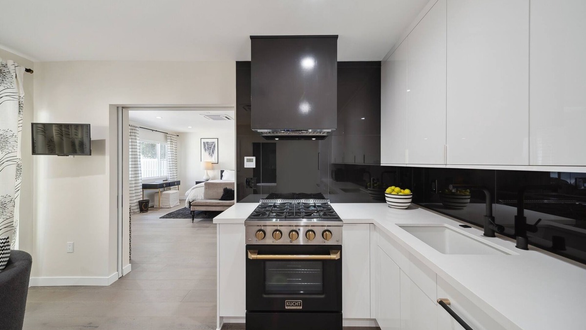 Floral Park House | Chic Executive - Historic Floral Park Guest House 1 Bedroom Bungalow by Redawning
