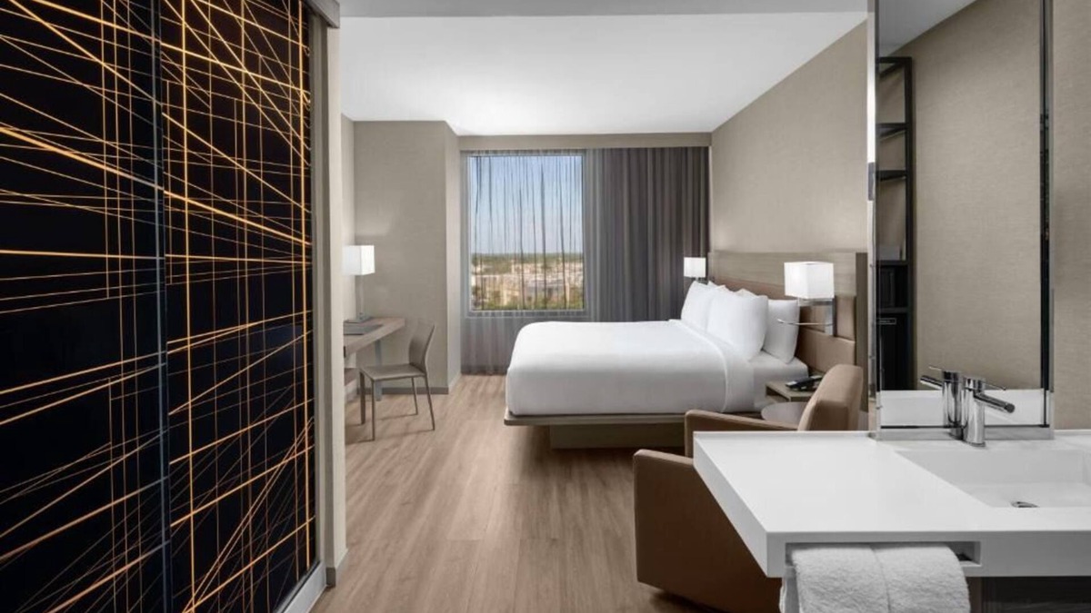 Ludlam House | Chic Getaway in Miami Ideal for Couple Stay - Modern Suite with Pool Access