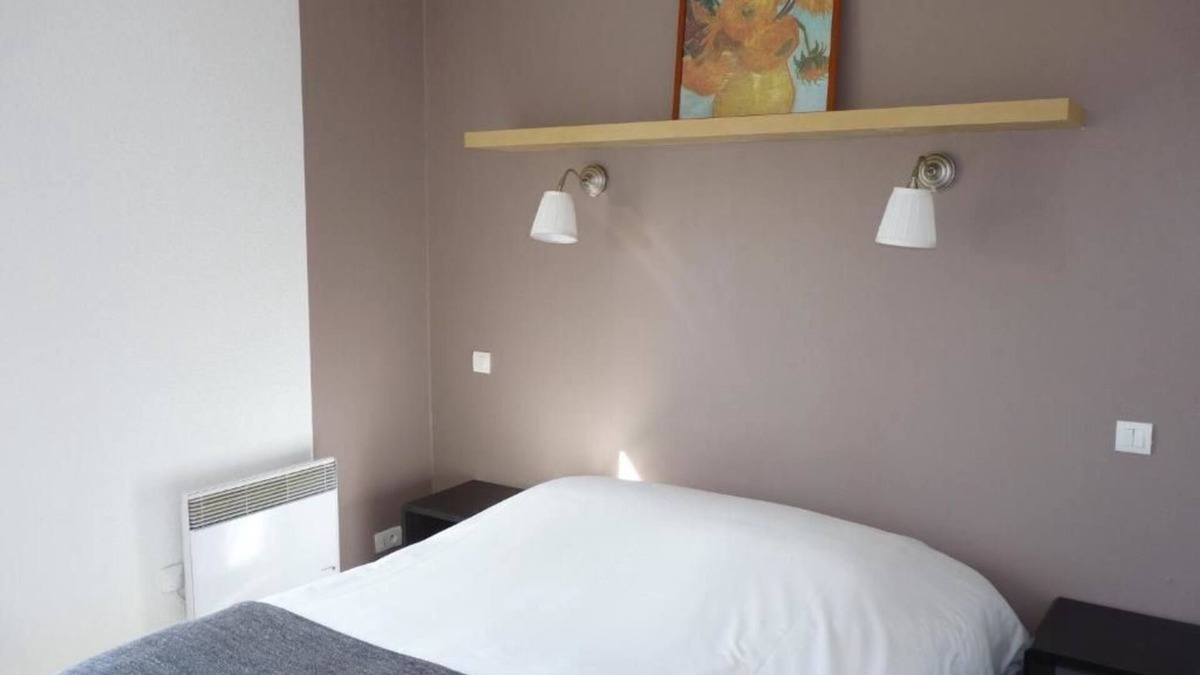 Digne-les-Bains Hotel | Chic Golfer's Retreat with Seasonal Outdoor Swimming Oasis - Parking