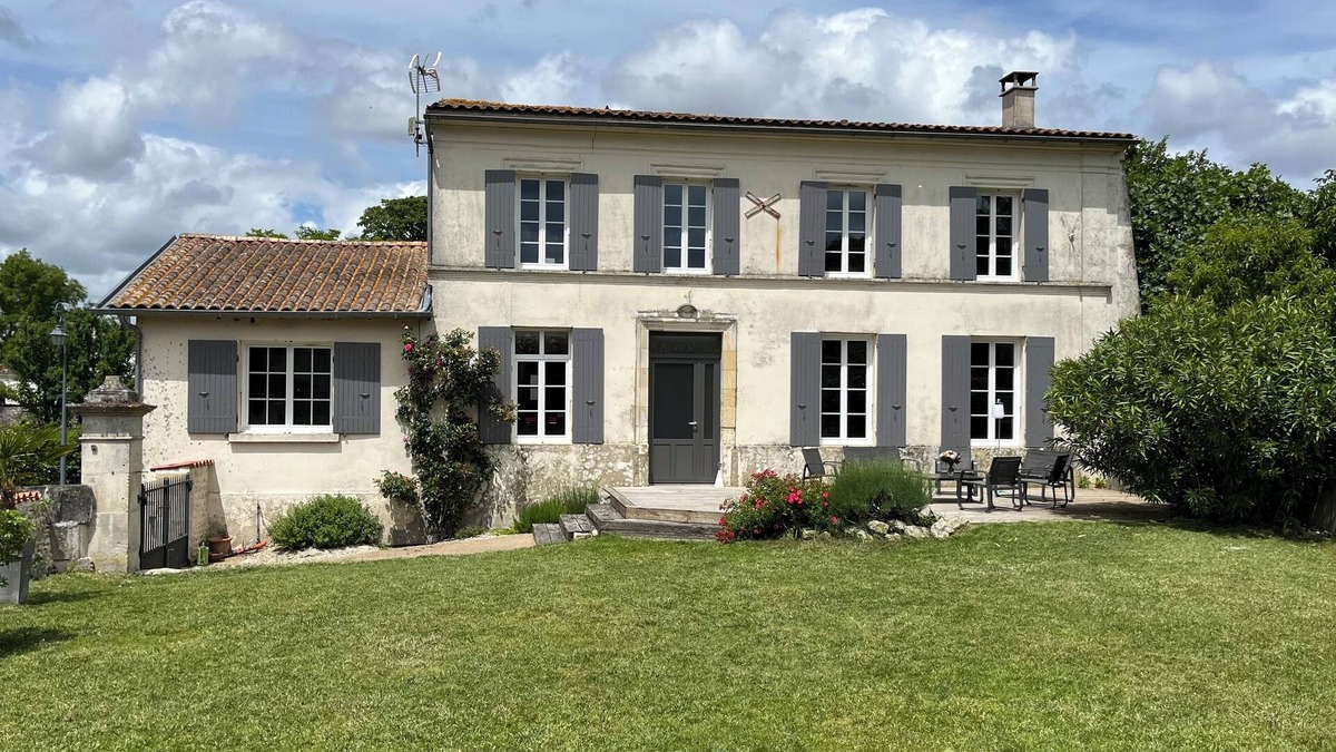 Montils House | Chic haven of peace, close to historic sites, vineyards and the sea