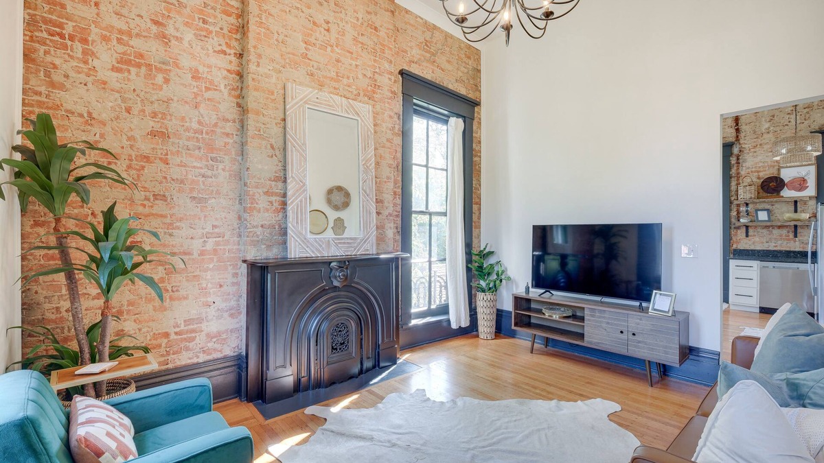 New Albany Apartment | Chic & Historic Apartment ~ 6 Mi to Louisville!