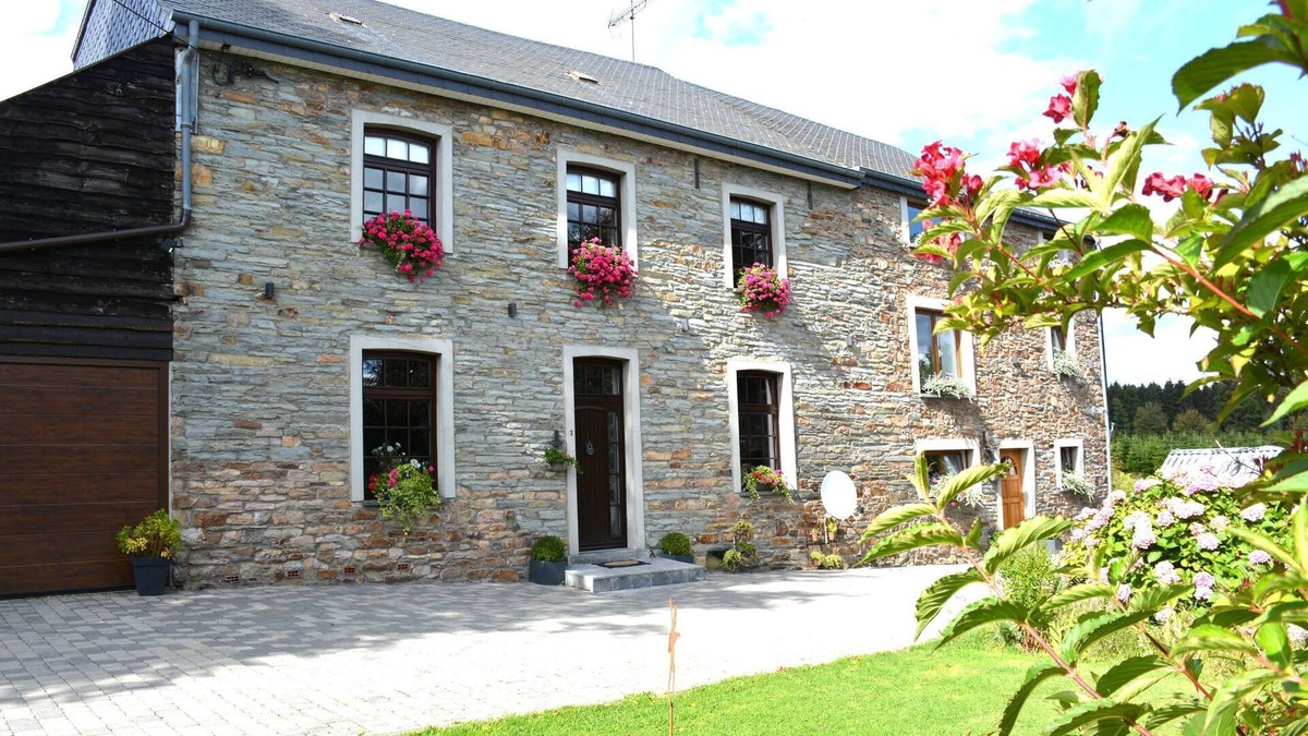 Vaux-sur-Sure House | Chic Holiday Home with Garden