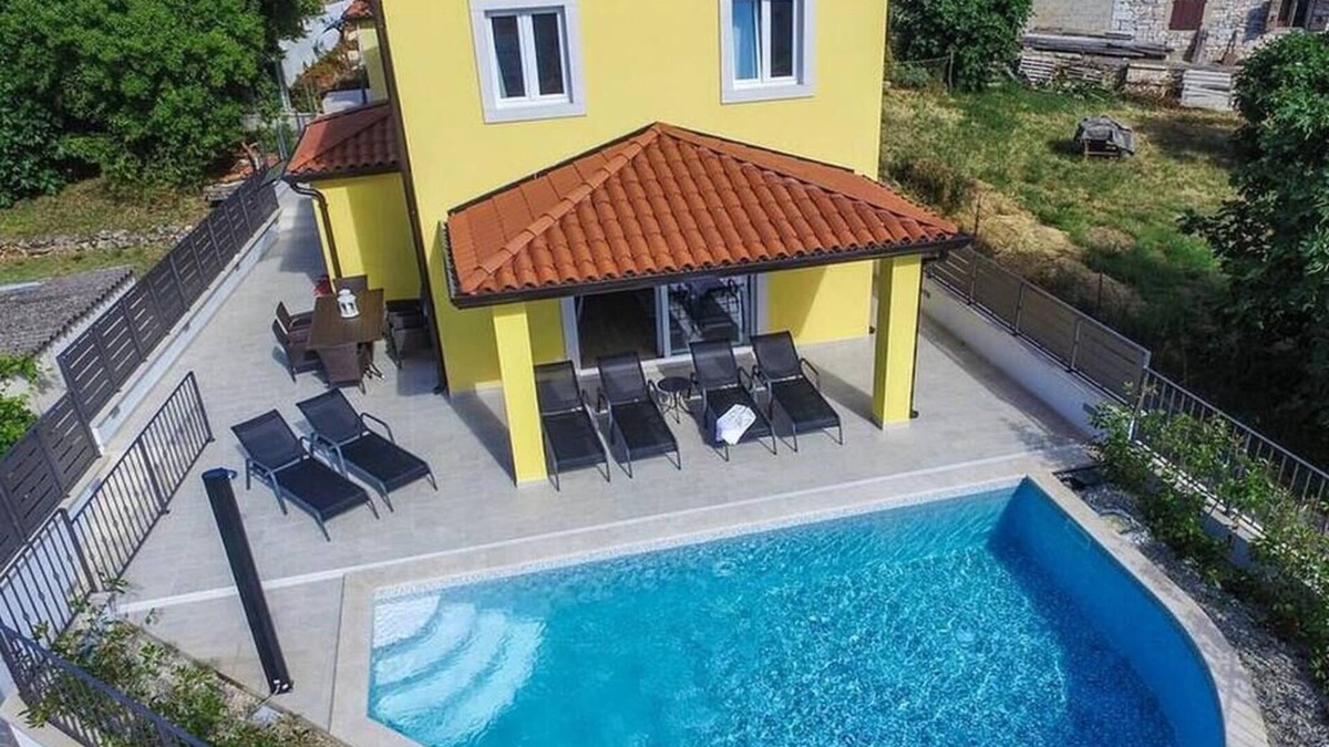 Mugeba Villa | Chic holiday home with pool , 2 km from the sea