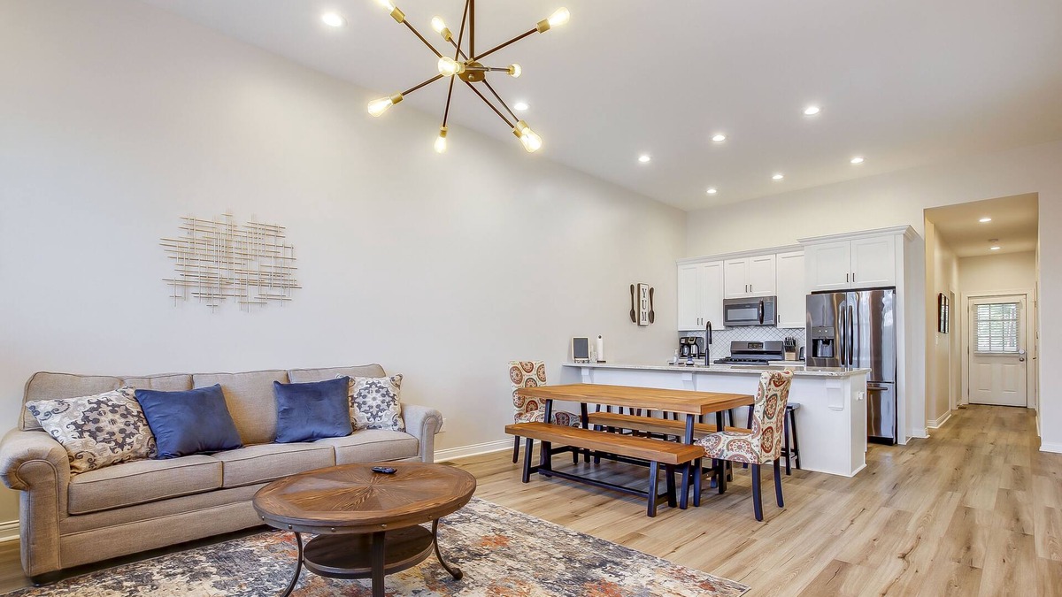 Shelby Park House | Chic Home|2 King Beds|Prime Location|Sleeps 9