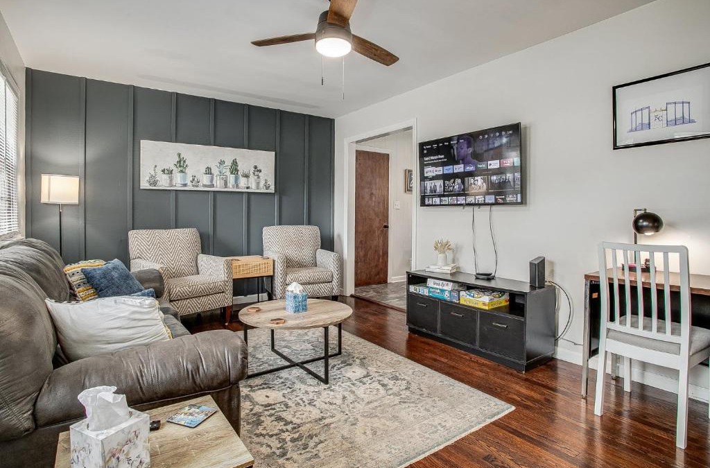 Independence House | Chic Home with Huge Grassy Yard 7 mins to Arrowhead Stadium