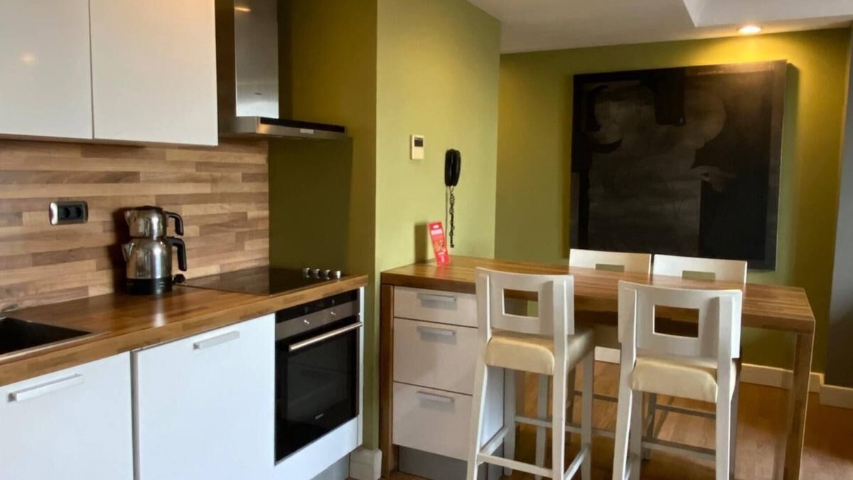 Gayrettepe Apartment | Chic hotel suite with AC, WiFi in enchanting Istanbul