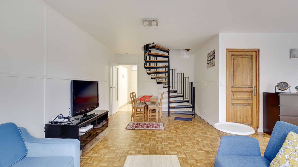Guyancourt House | Chic house with babyfoot and gym