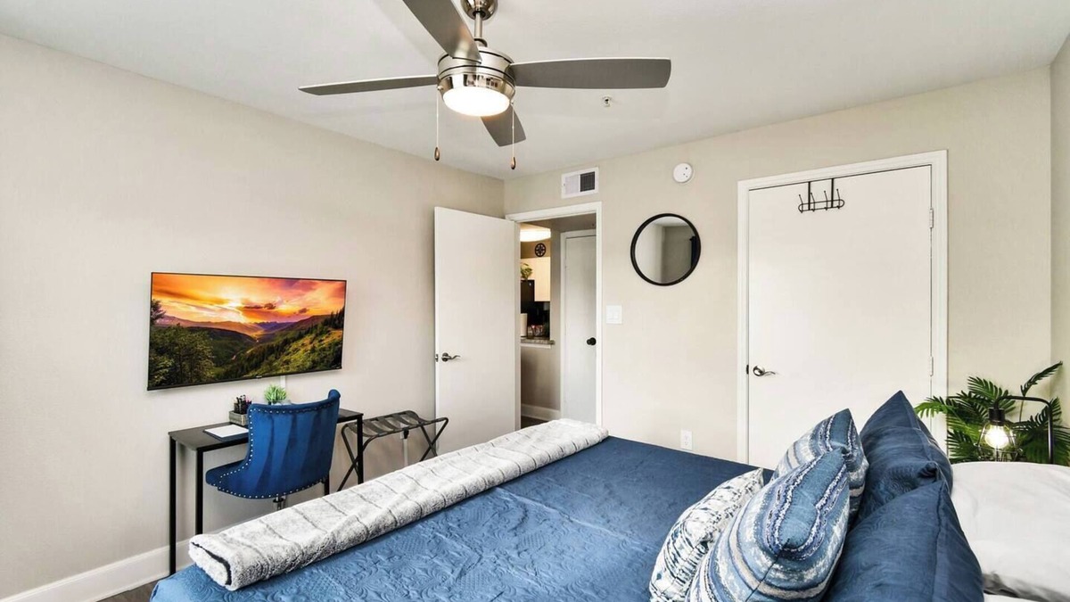 Astrodome Apartment | Chic Houston, King bed, NRG/TMC, Fireplace & Gym!