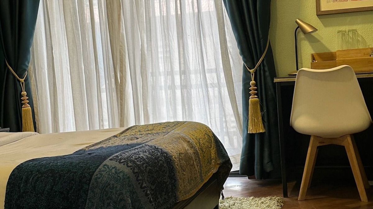 Ikoyi Bed & Breakfast | Chic Ikoyi Guesthouse with Pool, 6 Bedrooms – Perfect for Families & Groups