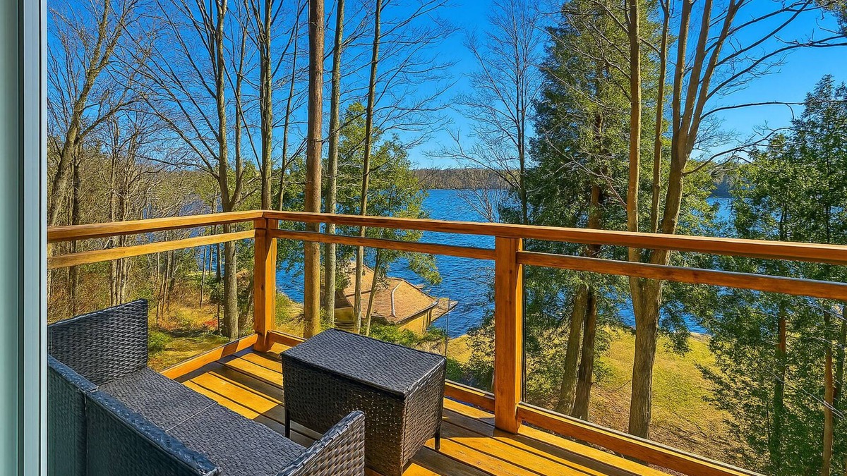 Whitchurch-Stouffville House | Chic Lakefront Escape nDesigner Touches + Kayaks + Fire Pit + Private Dock