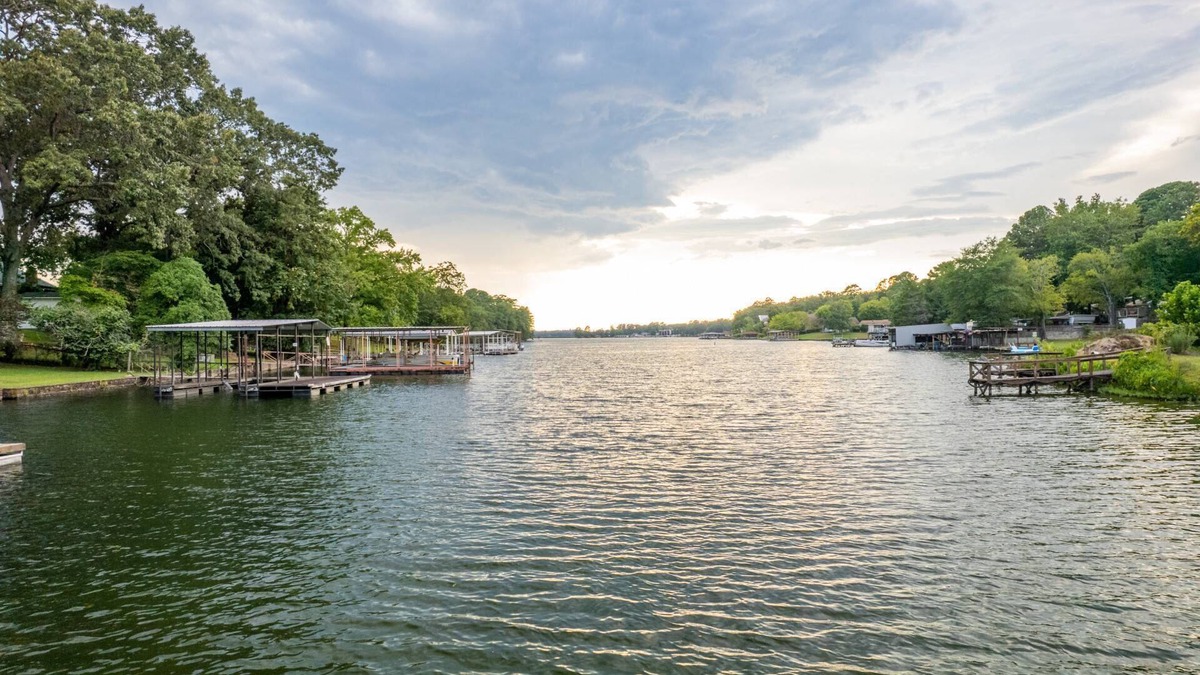 Lakeland House | Chic Lakefront Retreat: The Art House W/Private Dock, Outdoor Dining, Large Backyard, Deck & BBQ