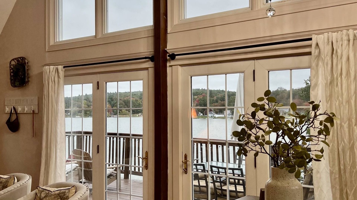 Wales House | Chic Lakehouse with a gorgeous view