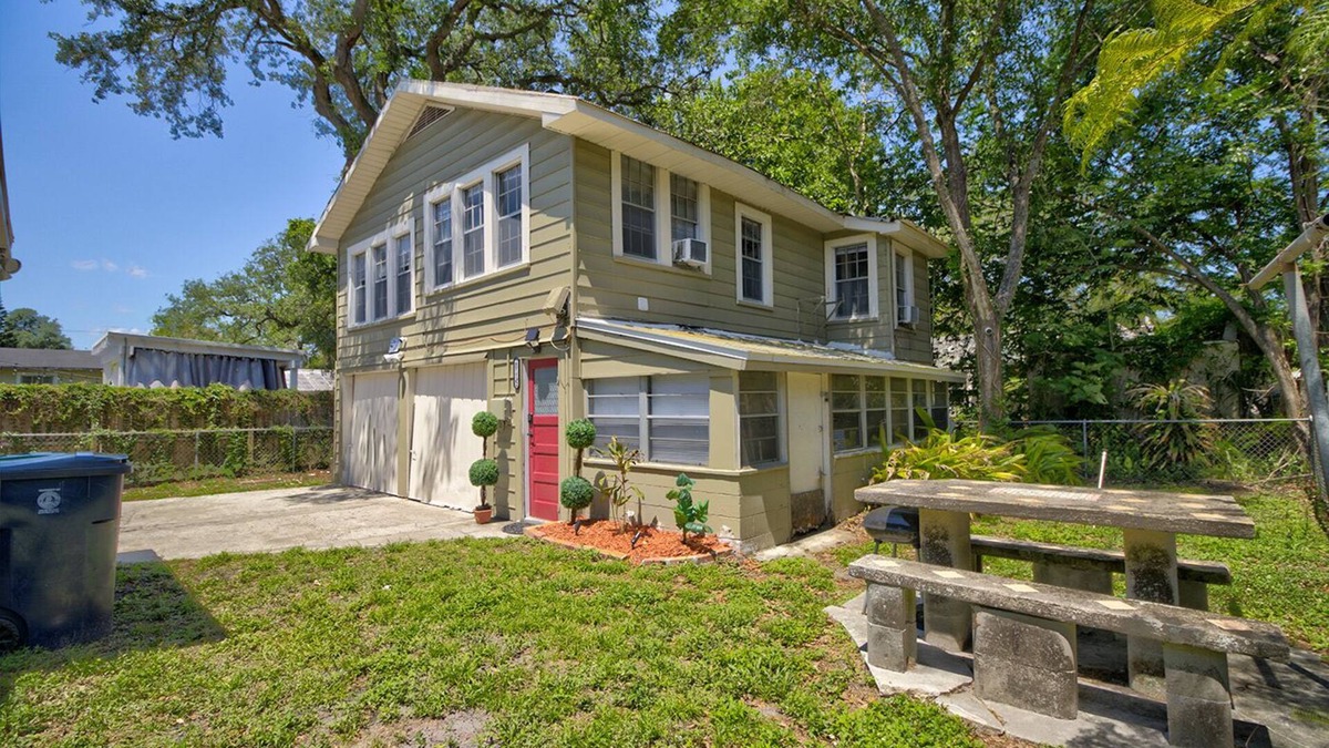 South Seminole Heights Apartment | Chic Loft in Heart of Tampa - Modern 2-Bed Retreat w/Shared Yard