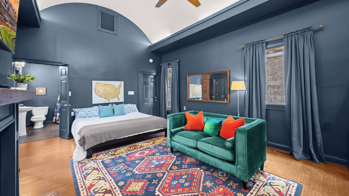 Cherokee Triangle Apartment | Chic Lou Studio | Cozy King Bed + Prime Location!