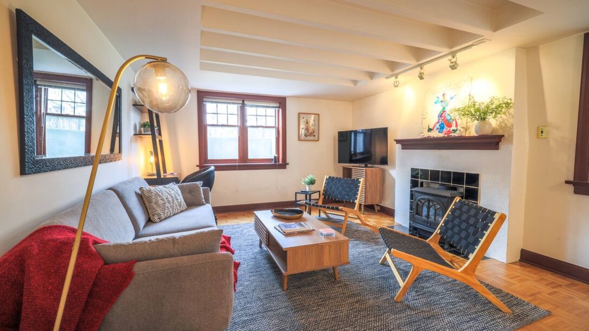 Southwest Calgary Condo | Chic Lower-Level Heritage Suite in Inner-City Calgary