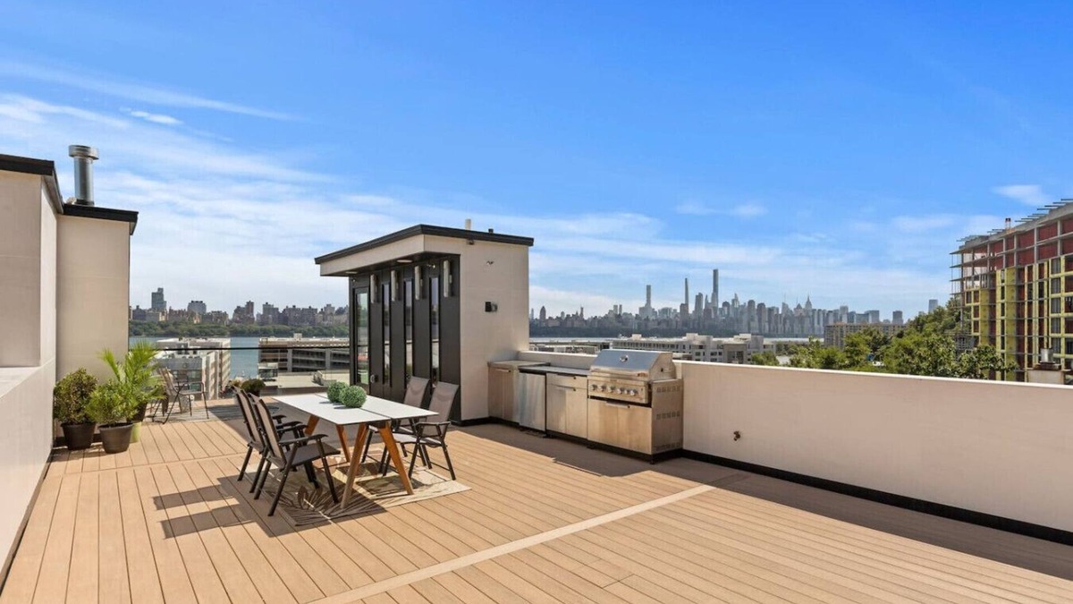 North Bergen House | Chic Luxury: 4BR Townhome + Den + NYC Views