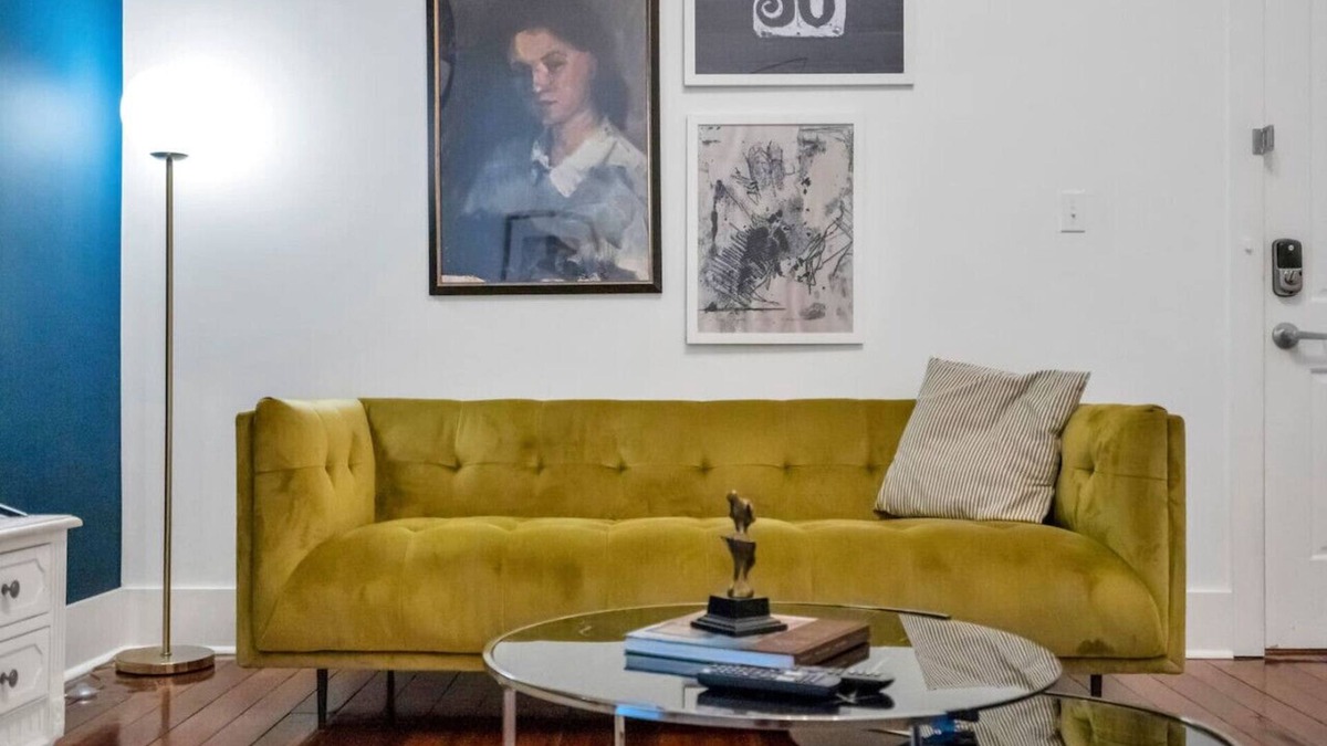 Faubourg Delachaise Apartment | Chic Magazine St. Apt | King Bed, Balcony, Parking