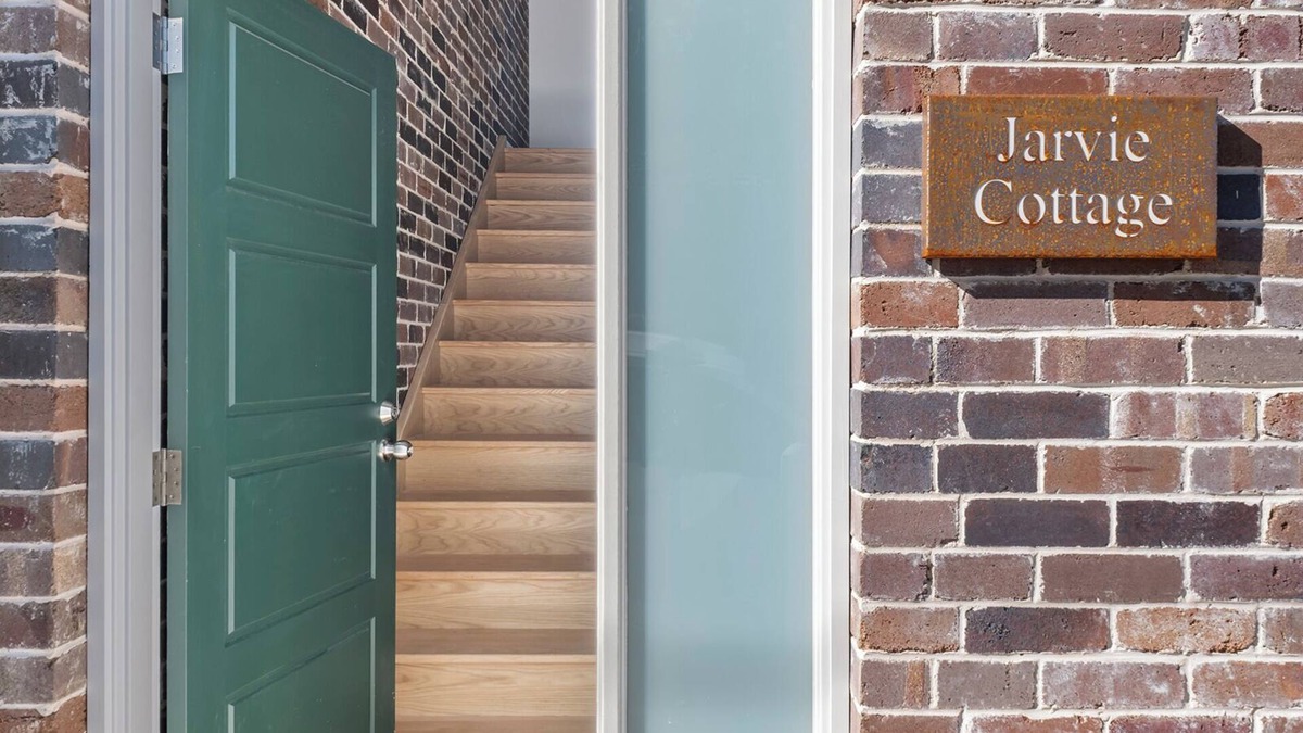 Petersham House | Chic Mezzanine Guest House with Modern Amenities