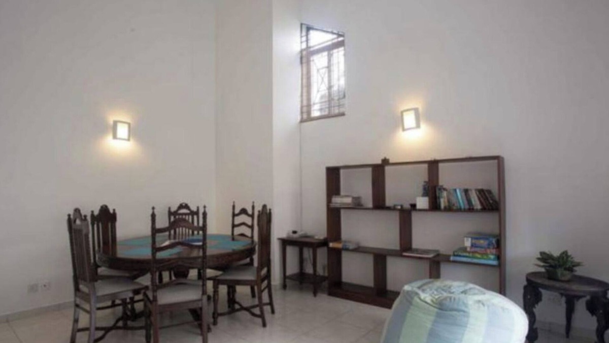 Wellawatta North House | Chic modern 2-bedroom apartment with AC, WiFi, parking, hot water, in Colombo