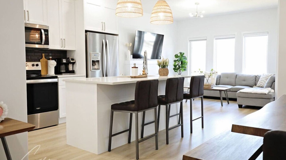 Southwest Edmonton House | Chic Modern Home|King Bed|Fireplace|Disney+