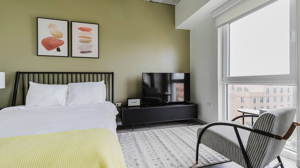 Old Town Apartment | Chic Old Town Studio w/Gym, W/D, Rooftop, Pet Area & A/C, by Blueground