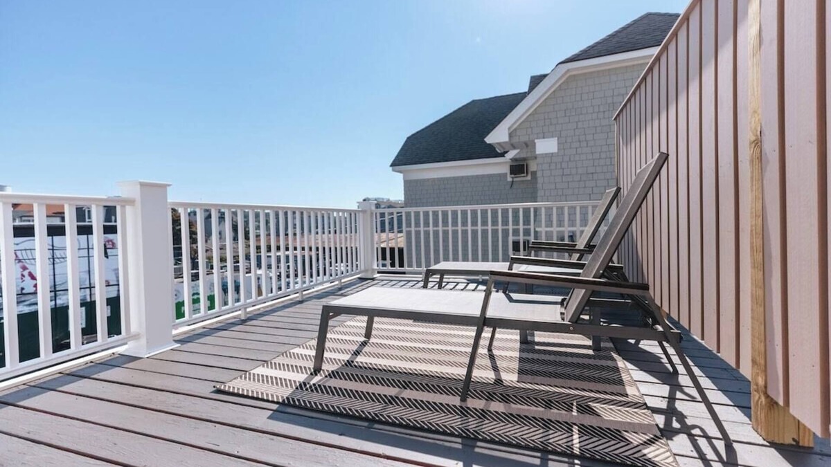 Yachting Village Apartment | CHIC on Thames St Deck & free parking