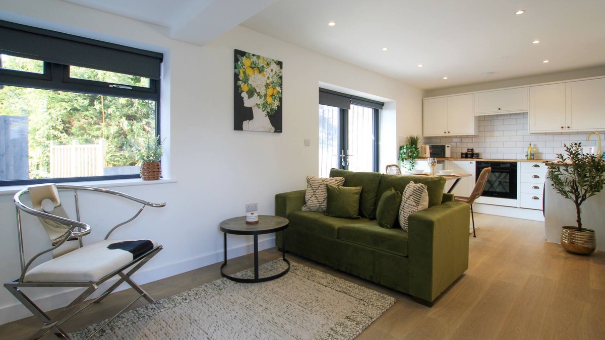 Heswall Apartment | Chic & Peaceful Annex in Heswall Private Garden