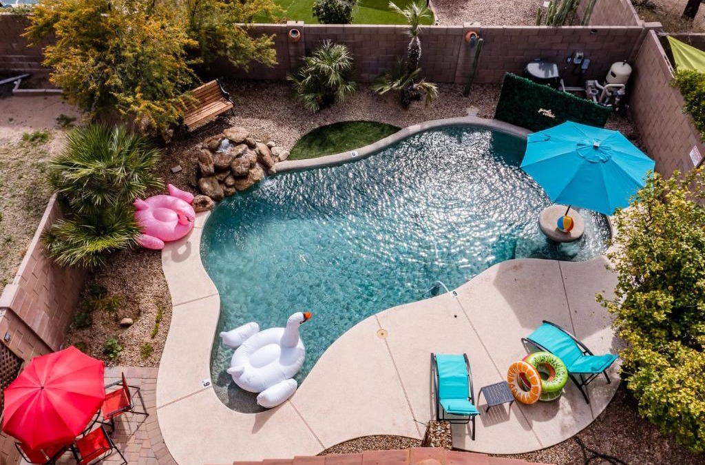 Desert Ridge House | Chic Poolside Oasis - Karaoke - BBQ - Games