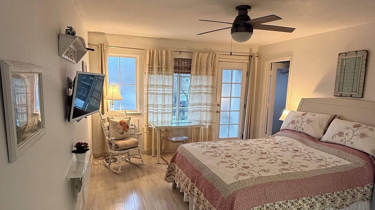 Davis Apartment | Chic Private Cottage with a pool and hot tub.
