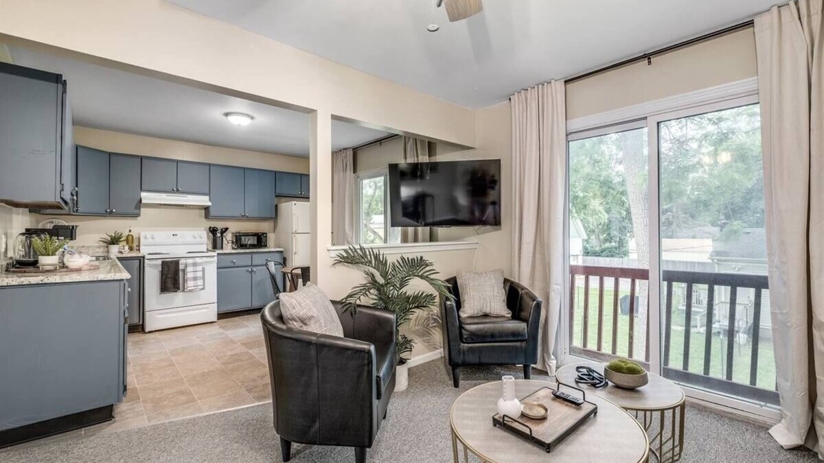 Ypsilanti Apartment | Chic Remodeled Retreat Near Emu: Easy Commute 2 Bedroom Apts